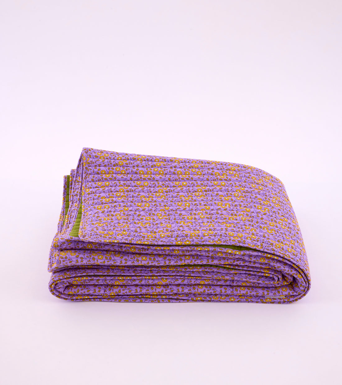 Couvre-lit matelassé Aziza lilas avec des motifs fleuris