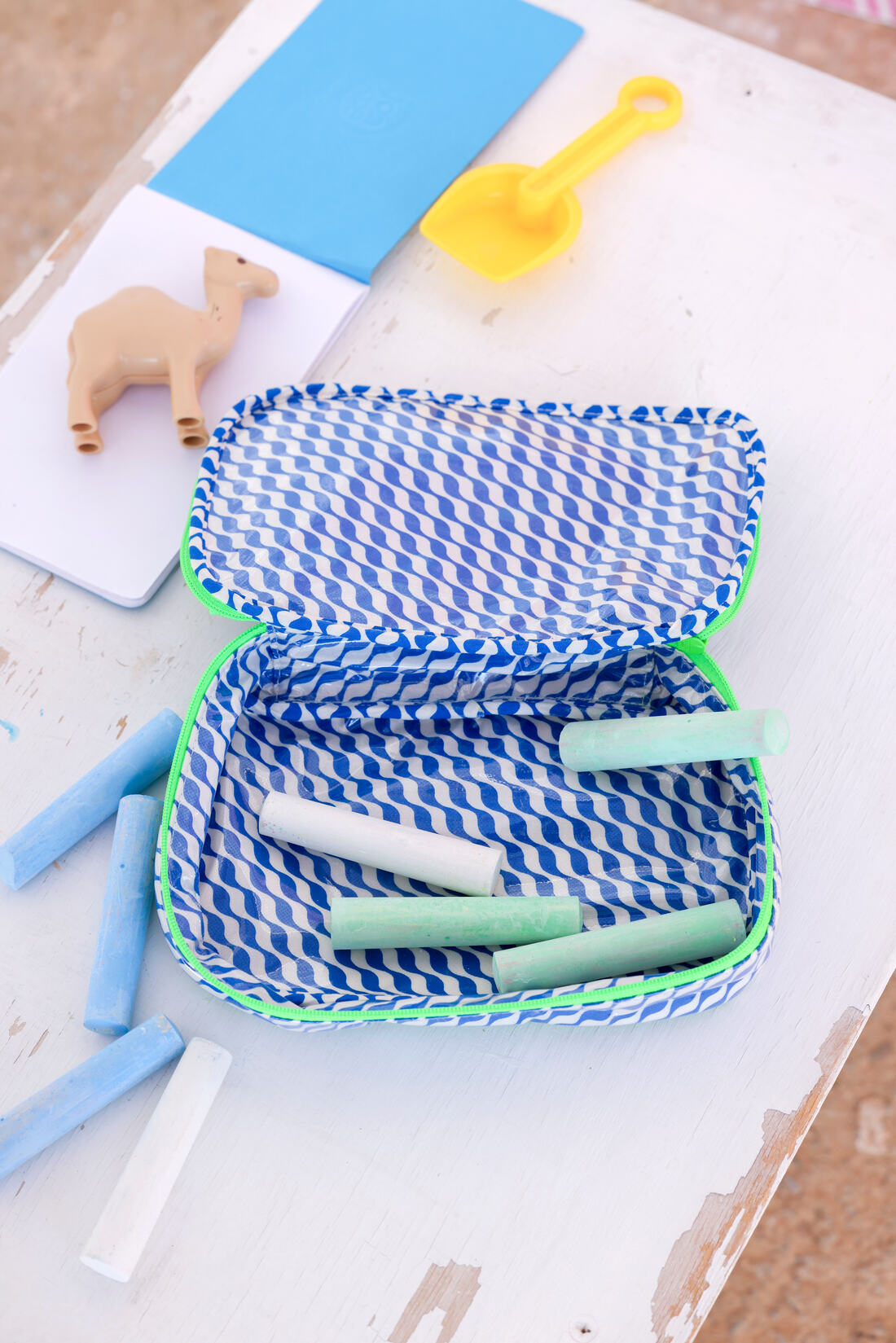 Grande trousse à crayons Kifkif outremer avec des motifs géométriques ondulés