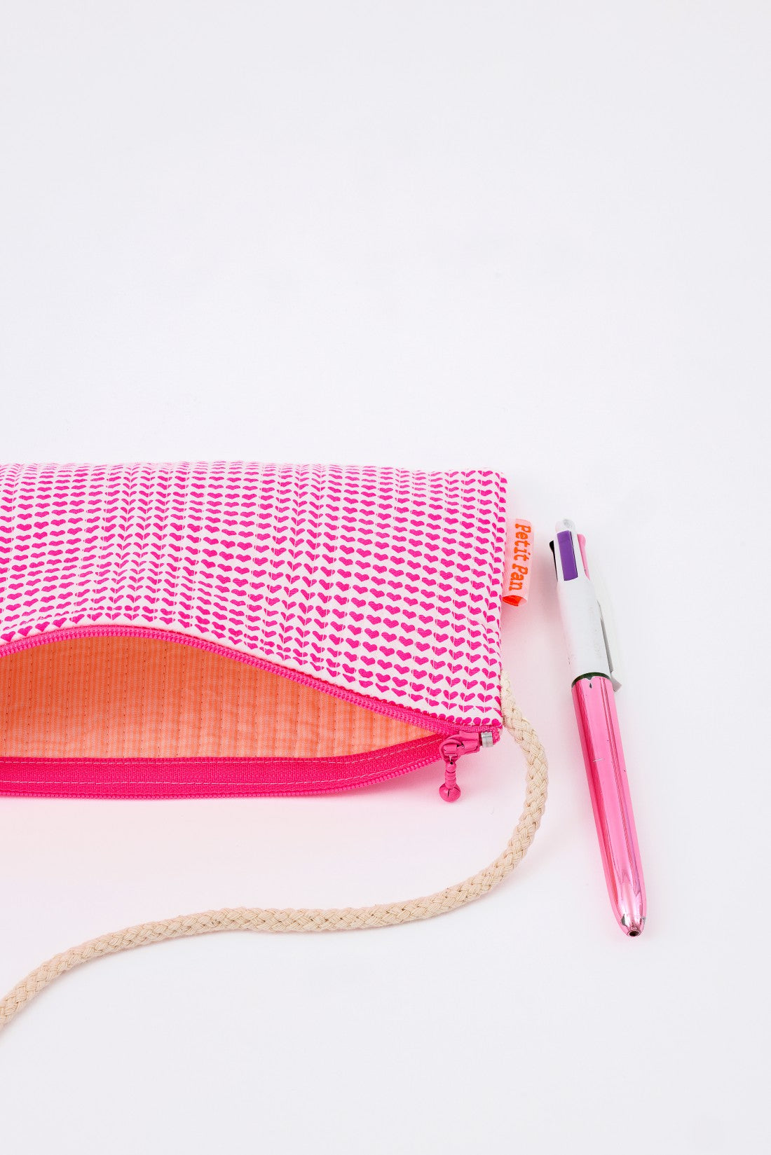 Pochette téléphone Love is all rose