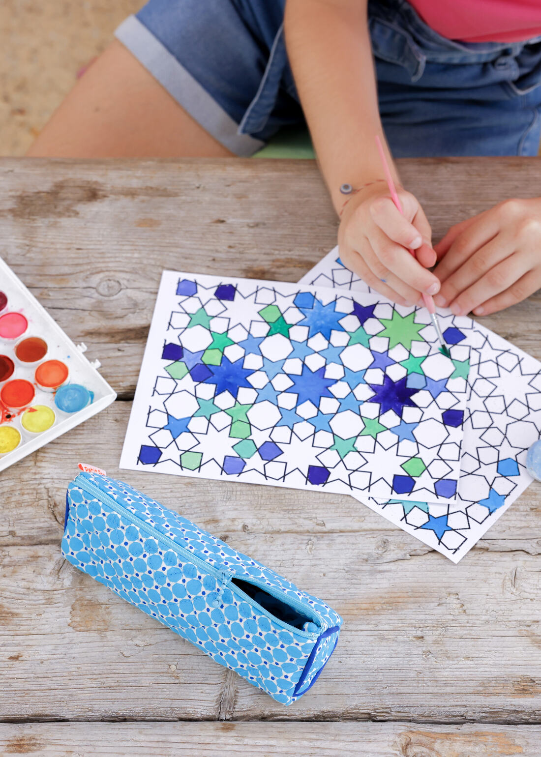 Trousse école Mimoun bleu avec des motifs géométriques arrondis