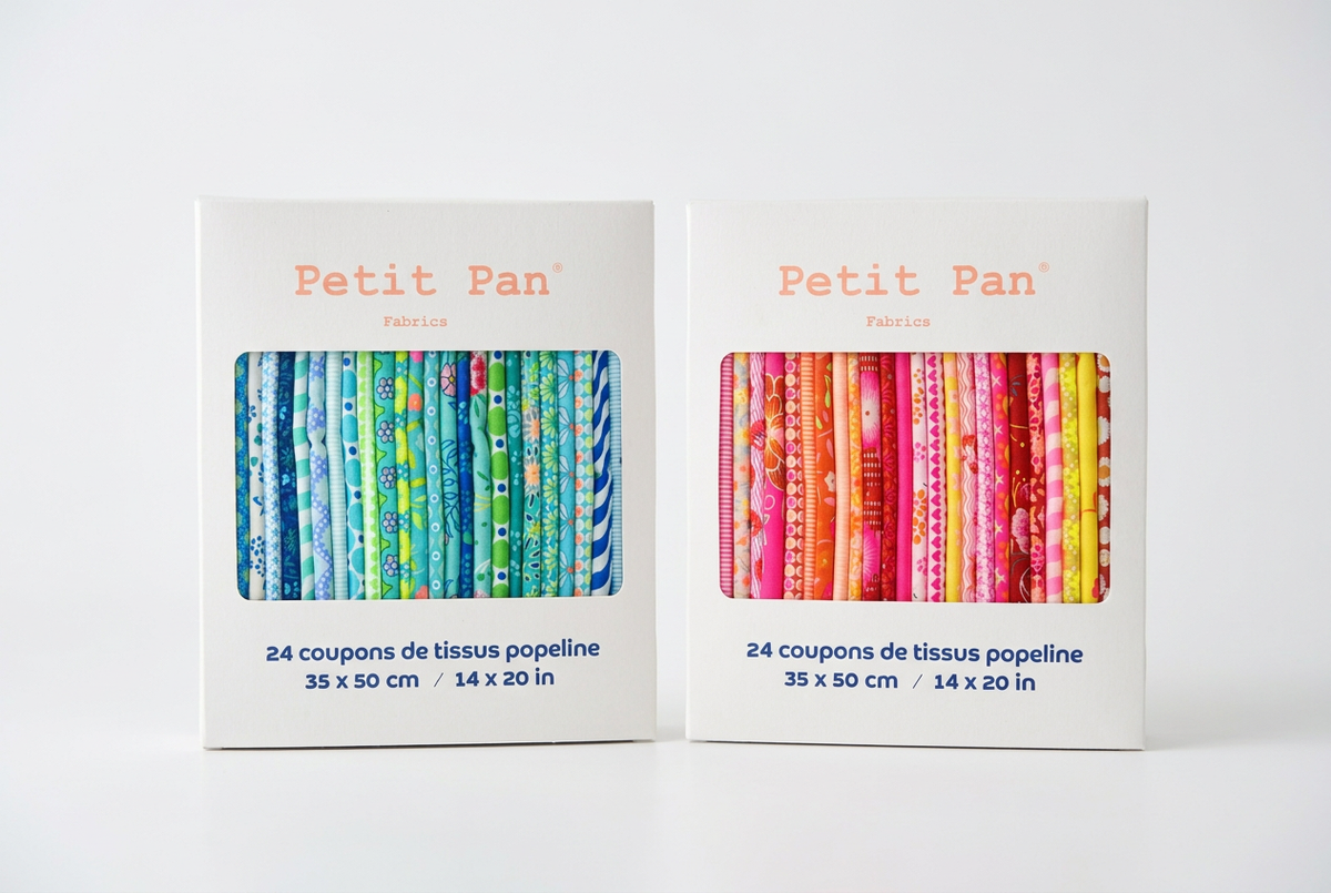 Photo IA horizontale lumineuse des deux kits Petit Pan sur fond épuré
