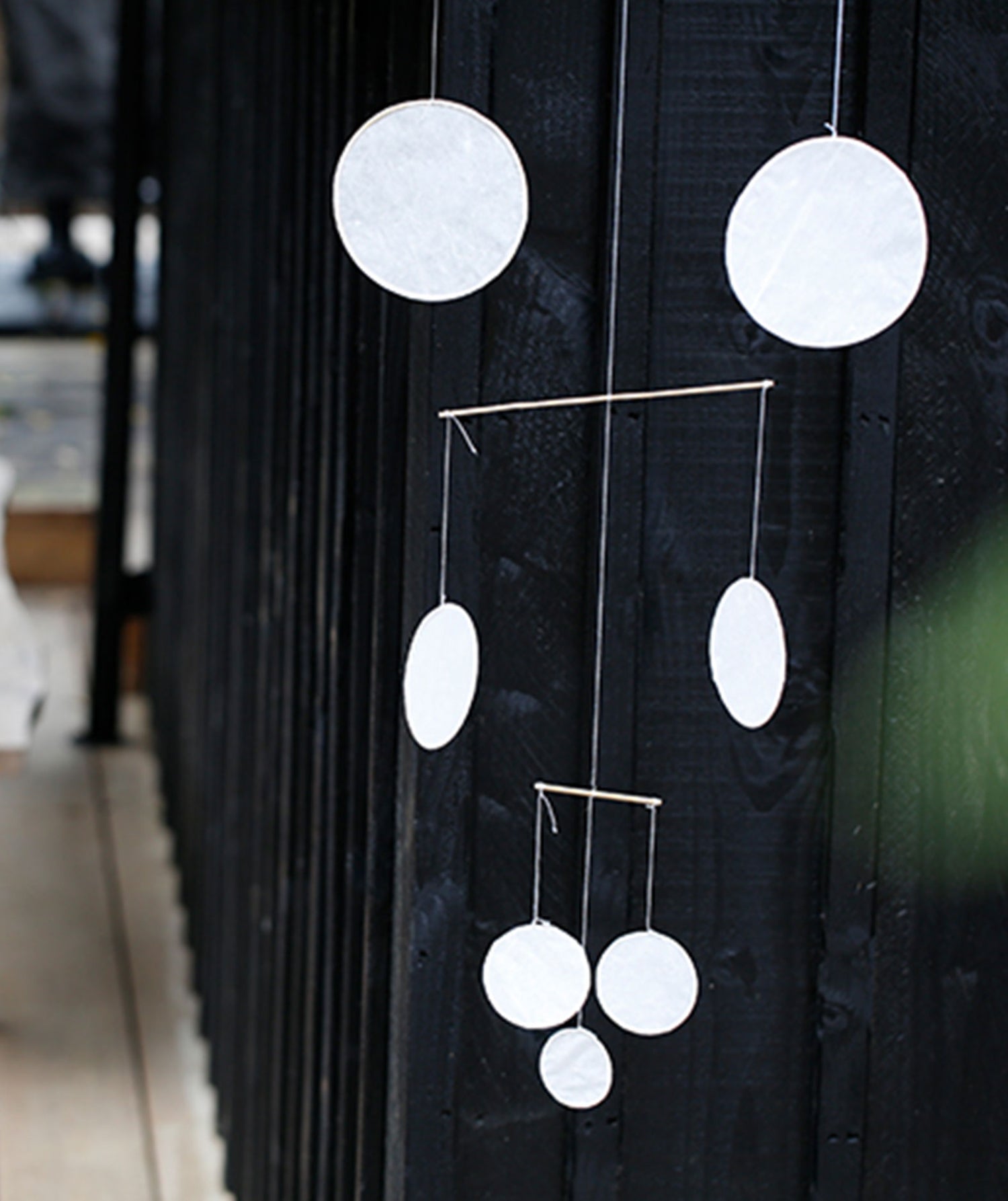 Mobile rond blanc en bambou